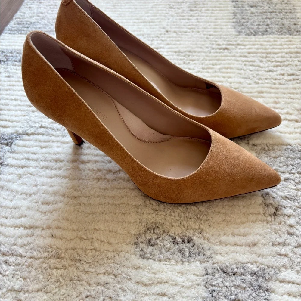 Banana Suede Arden Pumps - new without tags - Picture 2 of 6